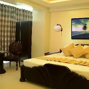 Hotel Silver Oaks &
